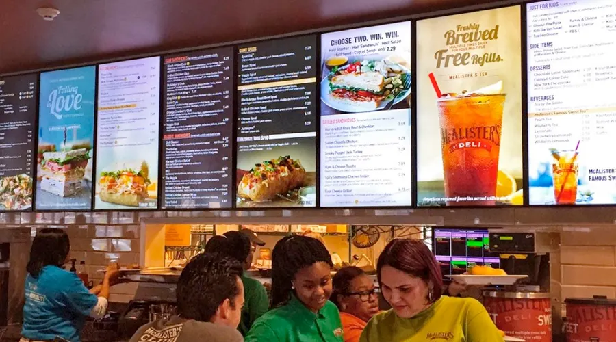 Why Indian QSRs Lose Sales at the Counter (And How Screens Fix It)